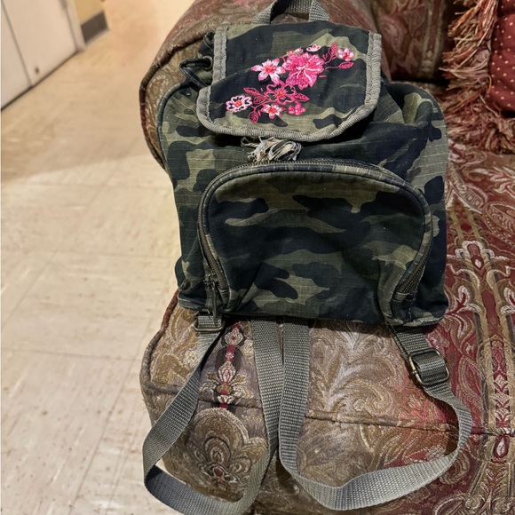 Camo cut girls small back pack - Picture 1 of 4
